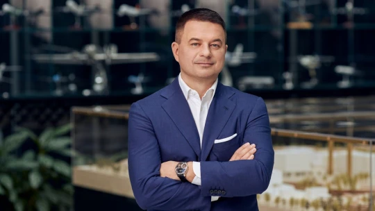 Nejbohatší Litevec chce prodávat v Česku zelené letecké palivo