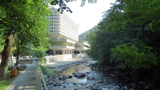 Boj za záchranu Herkulových lázní. Rumunští dobrovolníci se jim snaží vrátit život