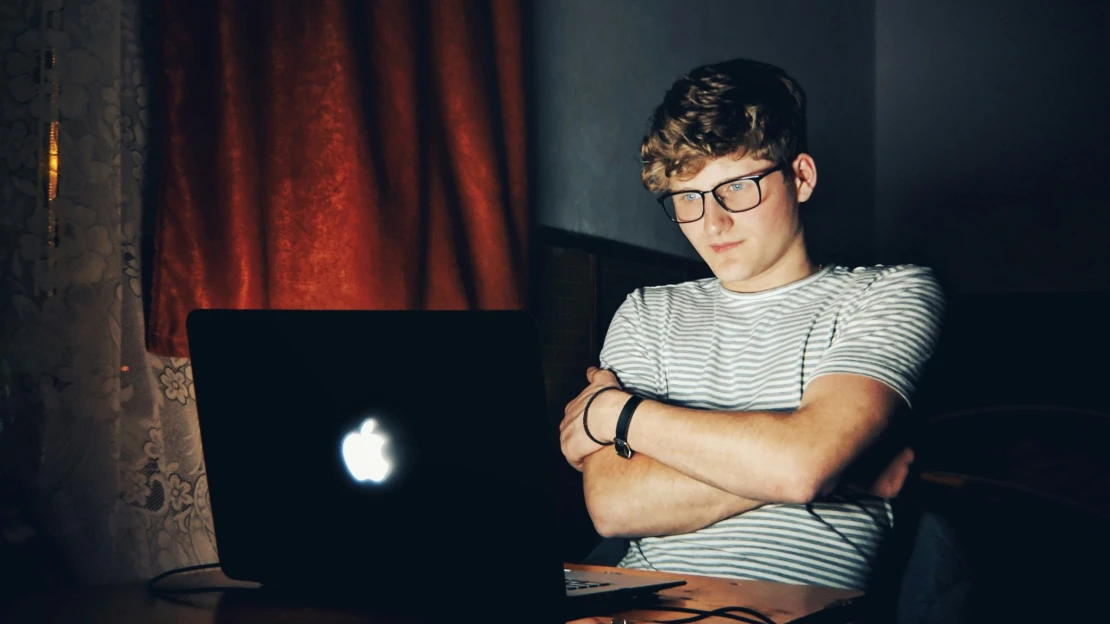 Online svoboda končí. Británie zpřísňuje pravidla, vlastní verzi připravuje i Evropa