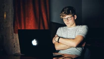 Online svoboda končí. Británie zpřísňuje pravidla, vlastní verzi připravuje i Evropa