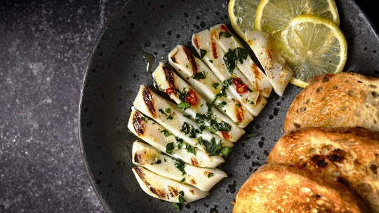 Squid games na talíři. Ugrilujte si bleskové kalamáry s chilli a česnekem