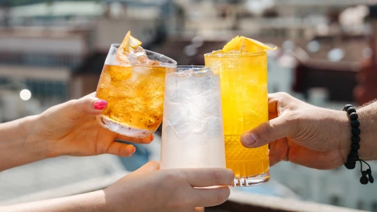 Tři letní drinky, které vás teleportují na pláž (i když zůstanete doma)