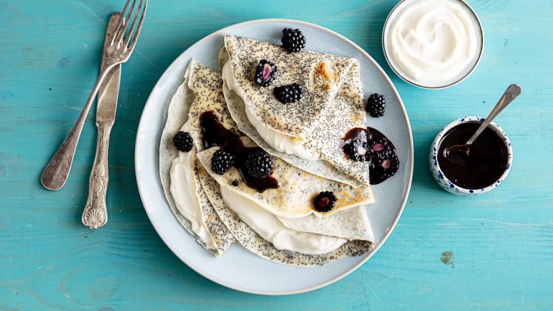 Bohatá snídaně. Makové palačinky se šlehaným tvarohem & povidly