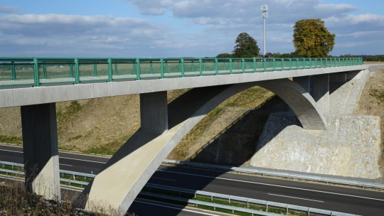 Rostly tržby, ale i&nbsp;spotřební náklady. Hochtiefu loni v&nbsp;Česku klesl čistý zisk téměř o&nbsp;polovinu