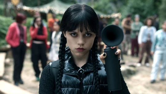 Wednesday se vrací. Jak se z cynické outsiderky stal klíčový trumf Netflixu?