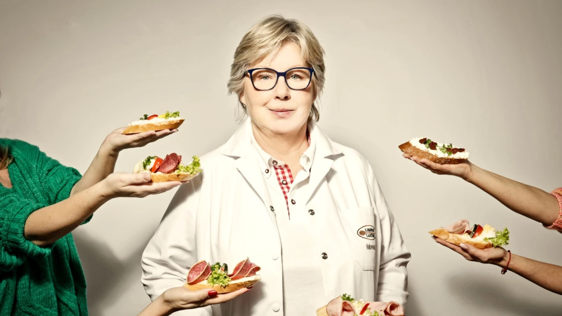 Začínala se stánkem na nádraží. Teď se tam vrací s půlmiliardovými lahůdkami