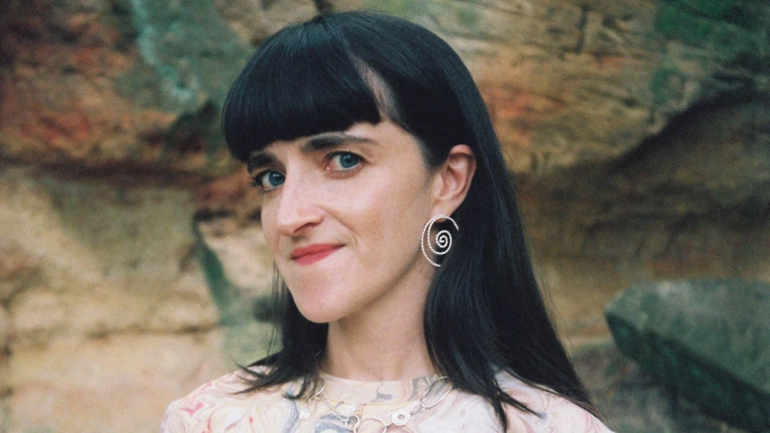 Místo marketingu šperky. Designérka z Londýna uspěla v Praze s novou kariérou