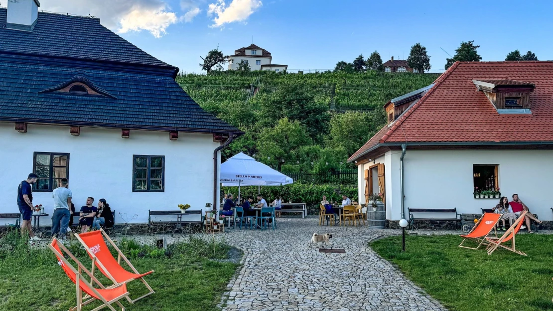 Velká zahrada, klid a výhled na vinice. Stodola Modřany láká na venkov v Praze