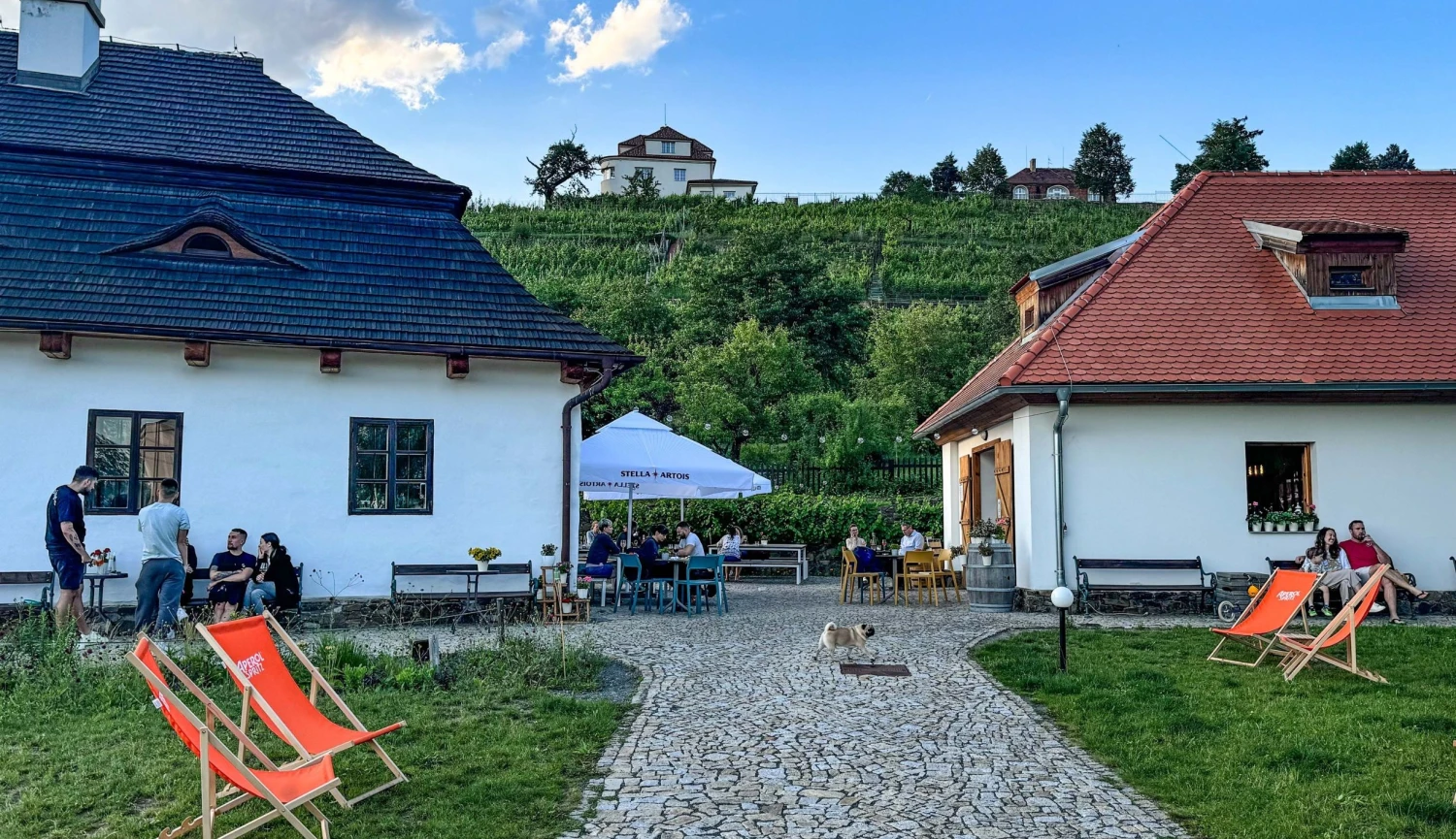 Velká zahrada, klid a výhled na vinice. Stodola Modřany láká na venkov v Praze