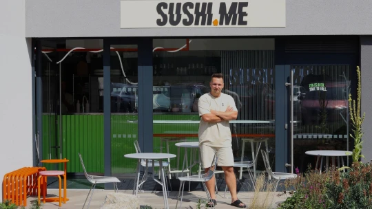 Nemusíme být v Karlíně, abychom byli zajímaví. Sushi ze Střížkova překvapí drzostí