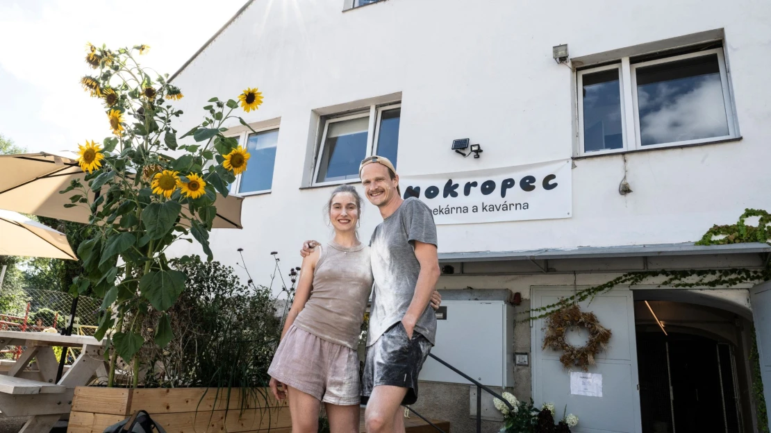 Nemléko, limonády a&nbsp;teď chleba. Pekárna Mokropec láká na výlet za Prahu