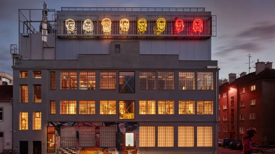 Až do posledního patra. Přenocujte v bytě excentrického sběratele umění