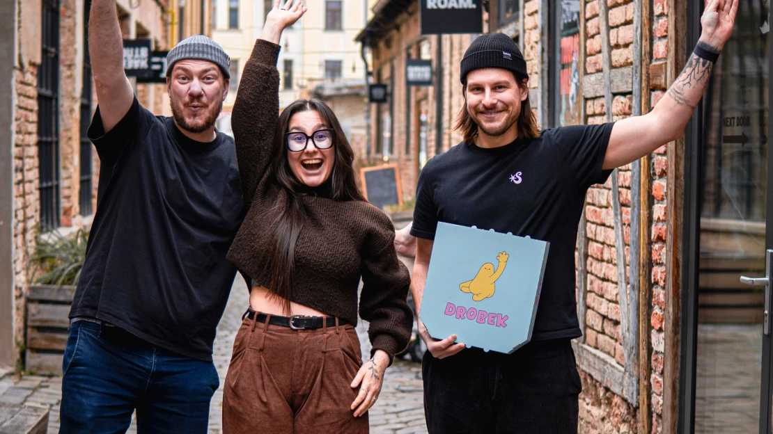 Drobek, káva, limonáda, gin. Limonádový magnát a palírník se pustili do koláčů