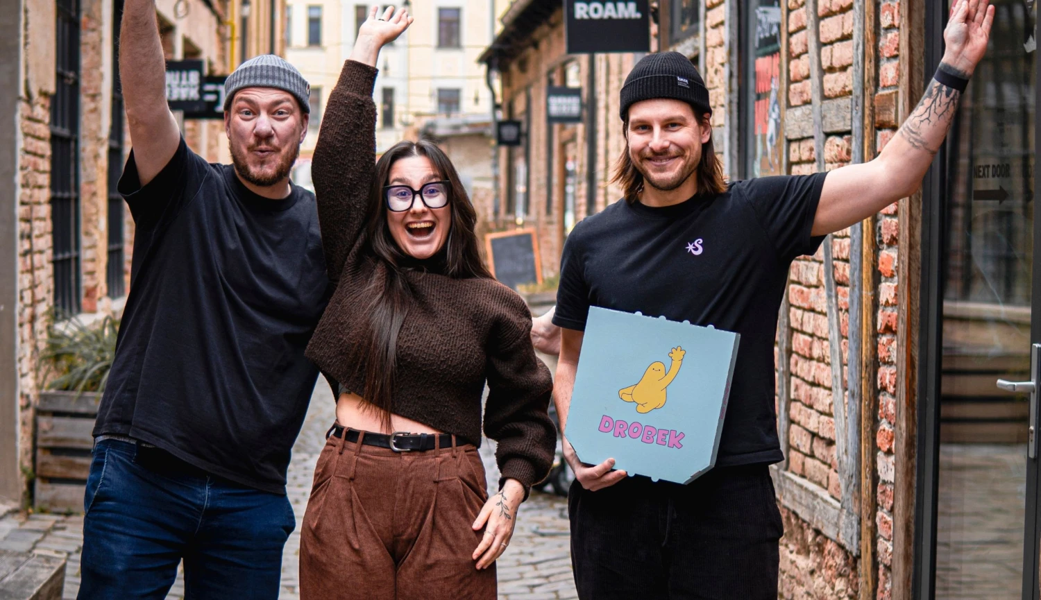 Drobek, káva, limonáda, gin. Limonádový magnát a palírník se pustili do koláčů