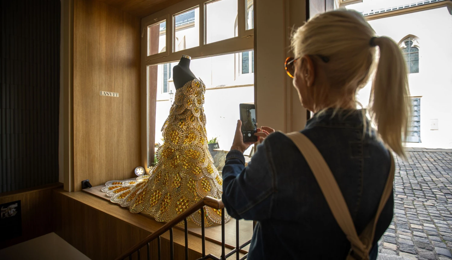 Sklenění draci na ostrově osiřeli. Z jejich šupin teď vyrobili v Liberci šaty