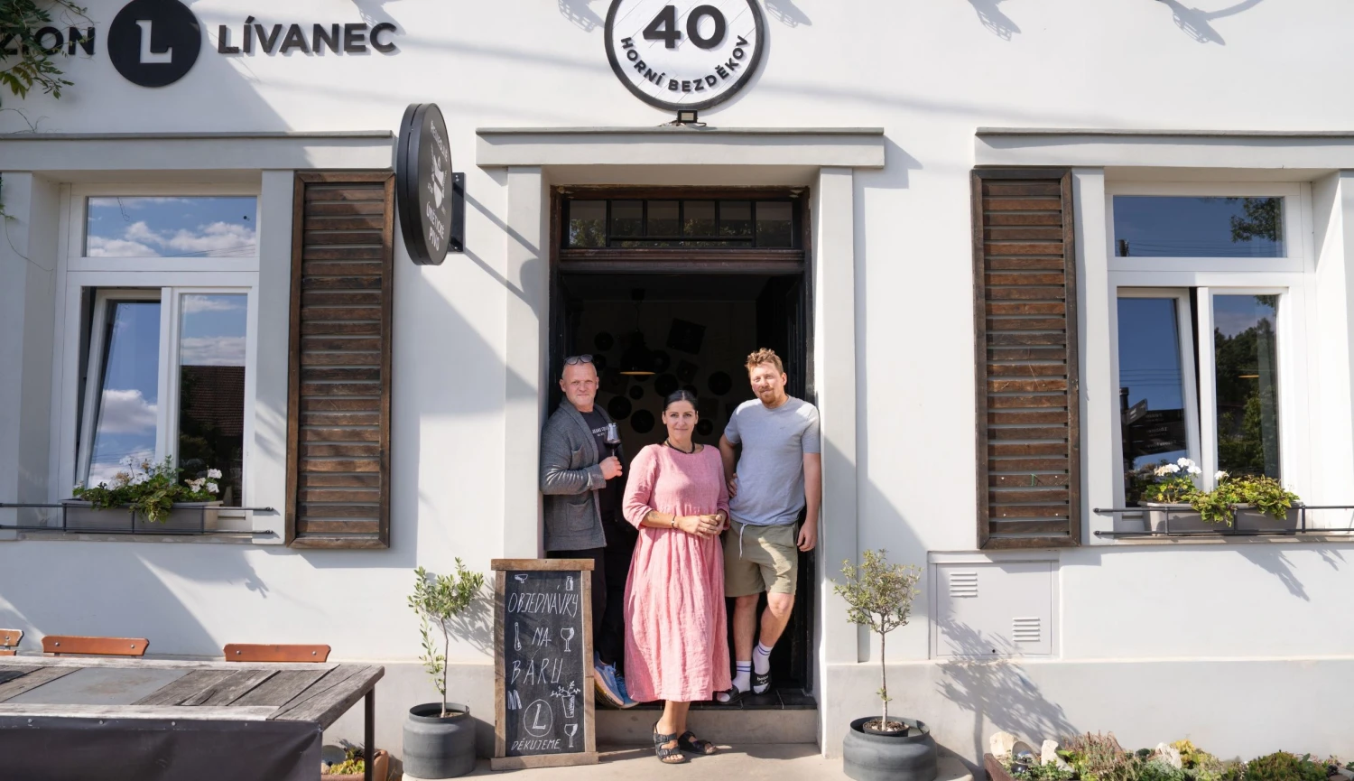 Ukrytý gastrohit u Prahy. Bistro s famózní zahrádkou, kde vaří bývalí hokejisté