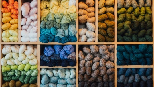 Renesance pletení v Česku. Covidová kratochvíle pokračuje, pomáhá i psychice