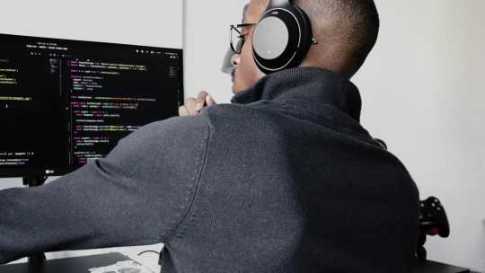 AI bere práci juniorním programátorům. Lépe jsou na tom i&nbsp;umělci či&nbsp;biologové