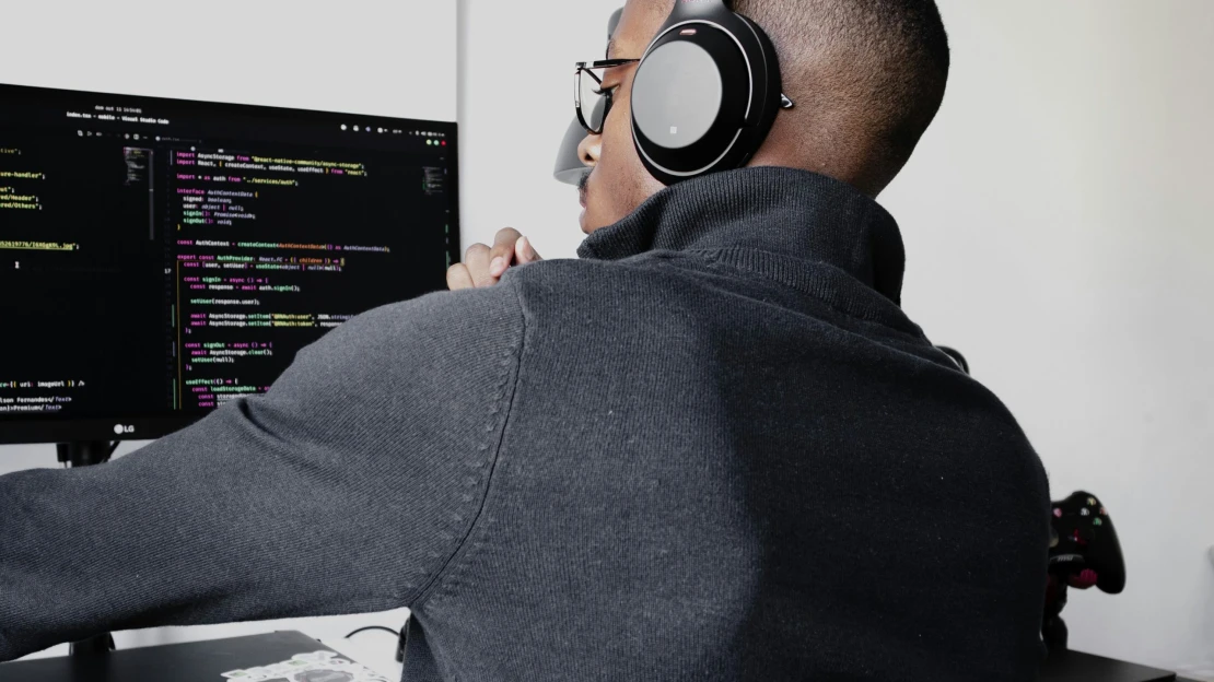 AI bere práci juniorním programátorům. Lépe jsou na tom i&nbsp;umělci či&nbsp;biologové