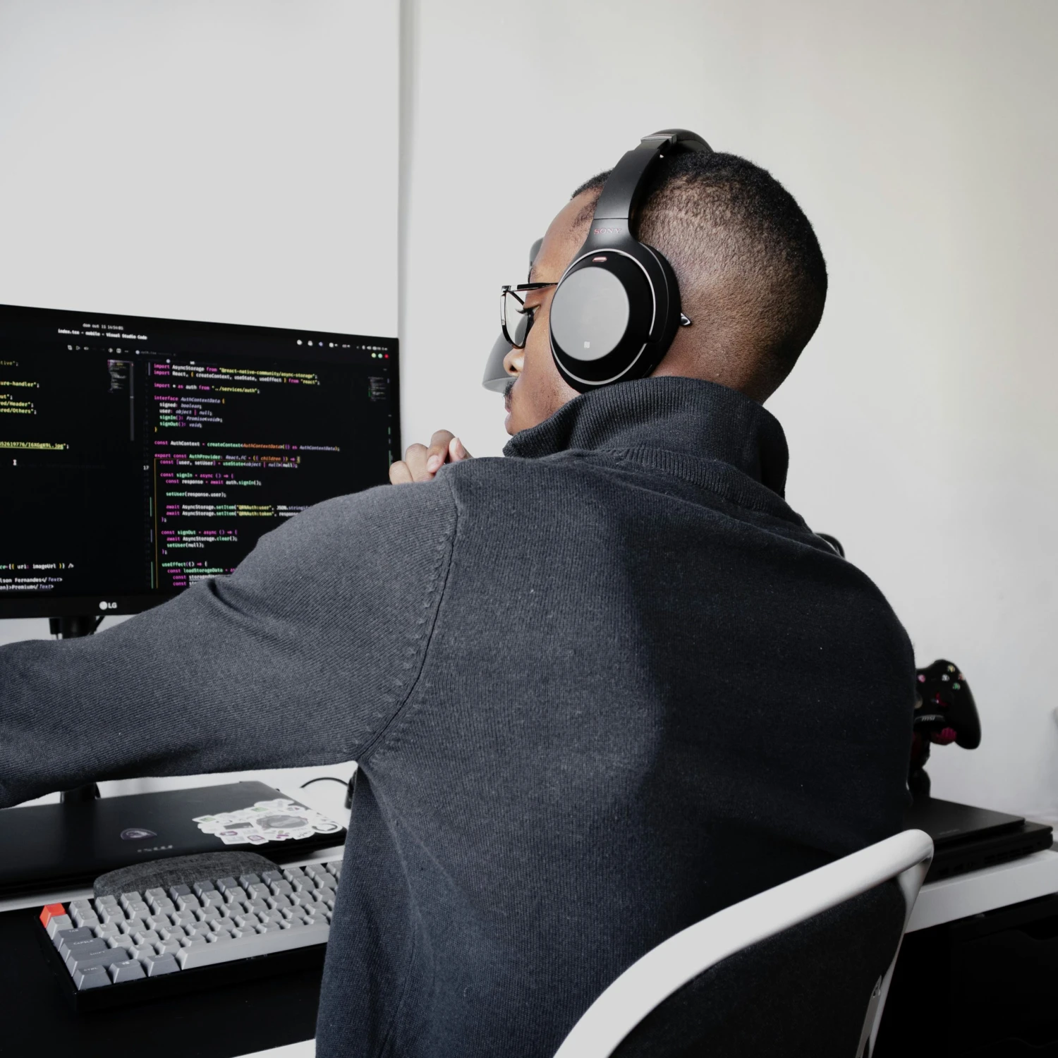 AI bere práci juniorním programátorům. Lépe jsou na tom i umělci či biologové
