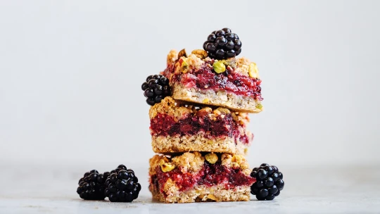 Jednoduchý, křupavý a návykový. Božský koláč z ostružin, vloček a ořechů