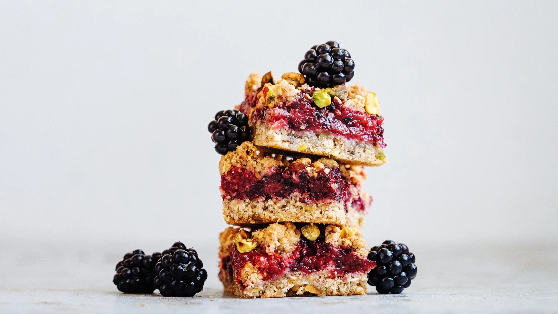 Jednoduchý, křupavý a návykový. Božský koláč z ostružin, vloček a ořechů