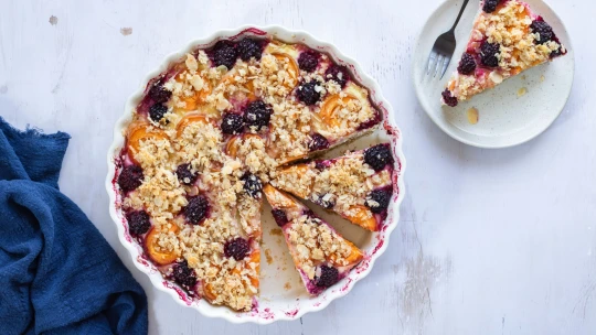 Zdravý dezert, výživná snídaně. Šťavnatý ovesný koláč s tvarohem a ovocem