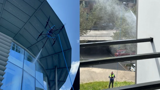 Za oknem je dron. Myje okna i&nbsp;fasádu, firmám se vyplatí víc než člověk