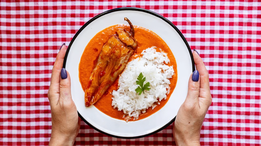 Letní klasika bez dřiny. Nejlehčí verze plněných paprik s rajskou