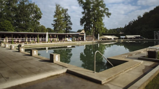 Kde se zchladit v kulisách funkcionalismu i art deca? Tipy na osm stylových plováren 