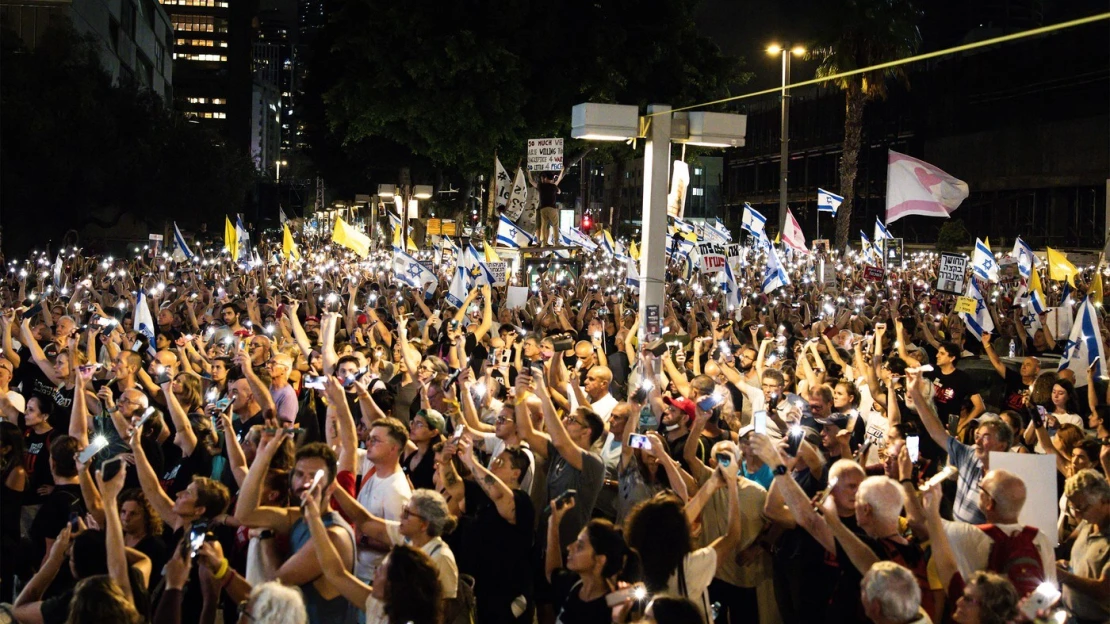 Konflikt na Blízkém východě: Izraelci protestovali za příměří, při útoku na Jemen zřejmě zahynul vůdce Hútíů
