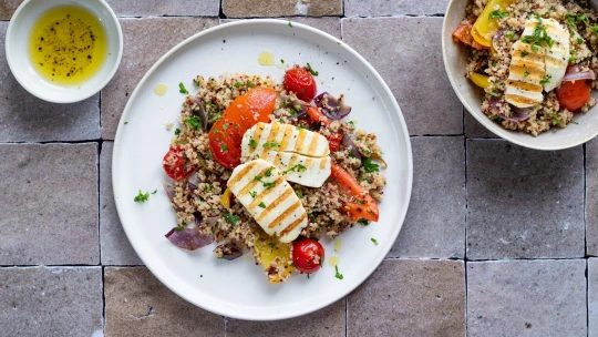 Zdravý salát z grilu. Quinoa, pečené papriky & sýr ale fungují i pod střechou