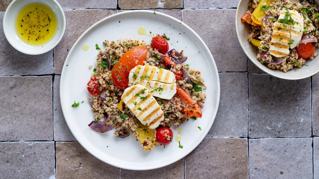 Zdravý salát z grilu. Quinoa, pečené papriky & sýr ale fungují i pod střechou