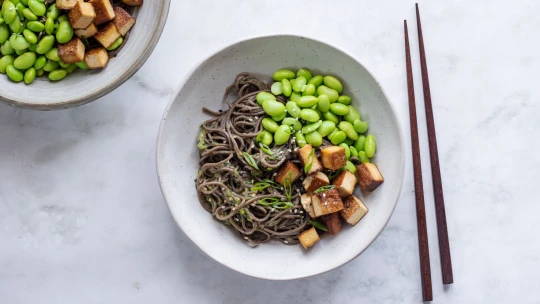 Minimalistický salát ze soba nudlí. Potěší vás osvěžující chutí i snadnou přípravou
