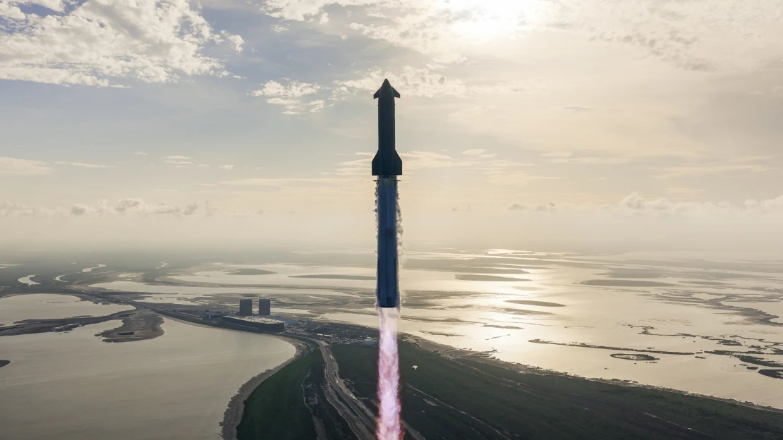 Muskova SpaceX provedla desátý testovací let Starship. Loď podle plánu dopadla do oceánu