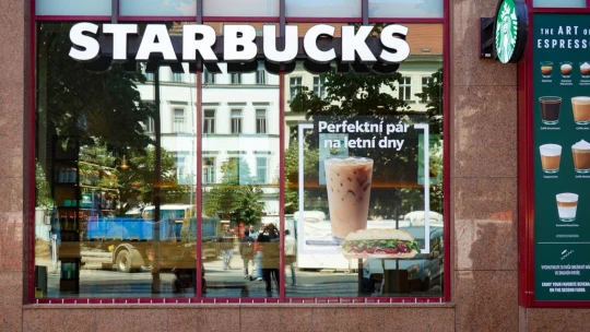 Kavárenská banka. Proč lidé posílají na zákaznické karty Starbucksu miliardy?