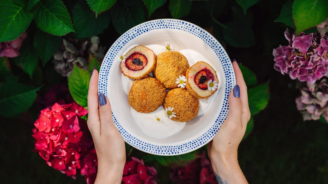Léto v každém soustu. Švestkové knedlíky s perníkem a tvarohem