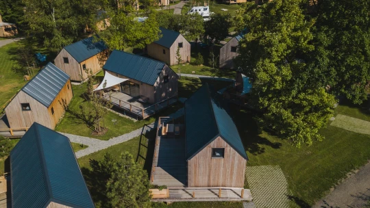 Nová tvář kempování. Litomyšl nabízí komfort, atmosféru i&nbsp;design jen kousek od centra