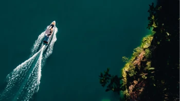 Plachetnice pro Batmana nebo člun za cenu garsonky v Pařížské. Která jachta vám vyléčí ego?
