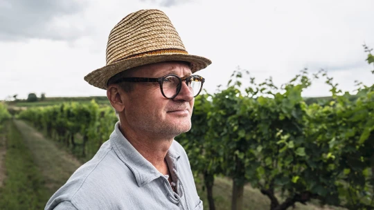 Wimbledon na vinohradu. Petr Kočařík z&nbsp;Čejkovic zásobuje český fine dining