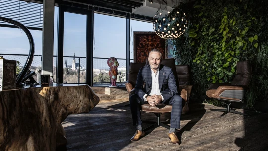 Z Hané na Prahu. Richard Morávek o věži, vínu a konzervách