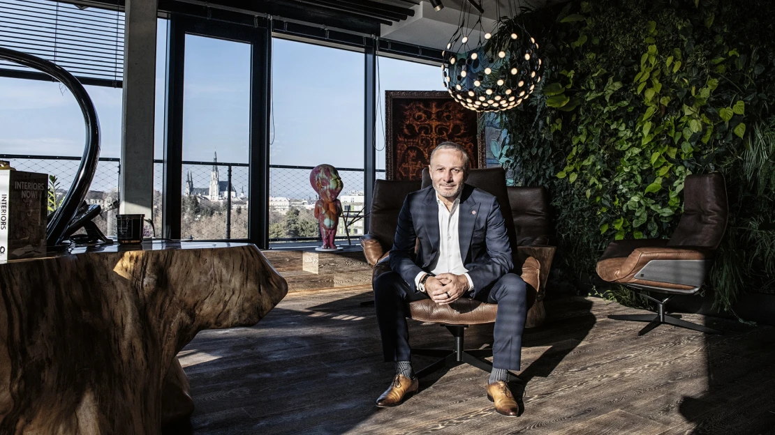 Z Hané na Prahu. Richard Morávek o věži, vínu a konzervách