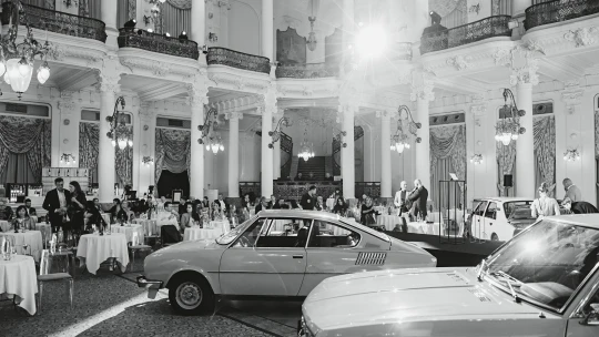 Krásný život: Na mimořádné aukci si můžete koupit kabelky, luxusní auta i umělecká díla