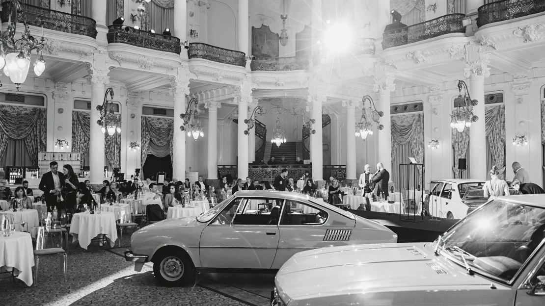 Krásný život: Na mimořádné aukci si můžete koupit kabelky, luxusní auta i umělecká díla