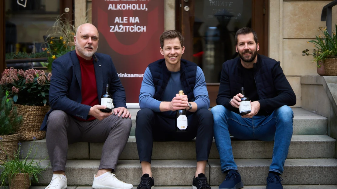 Nealko přípitek jako trendy volba. Alkohol z byznysového prostředí mizí