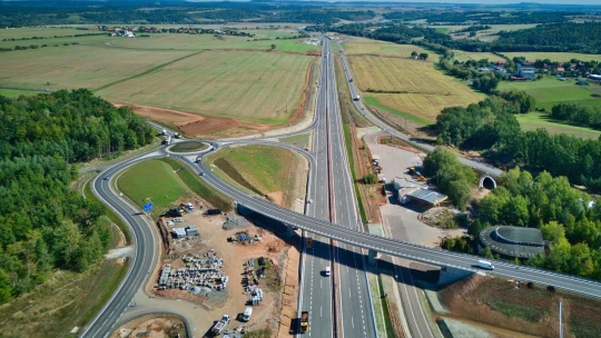 Ranní výběr: V čem je rozdíl, když novou silnici otvírají Češi a když Číňané?