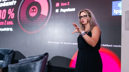 Je vždy dostupná, nerozčiluje se a neodsuzuje. I proto jsou mladí z AI nadšení