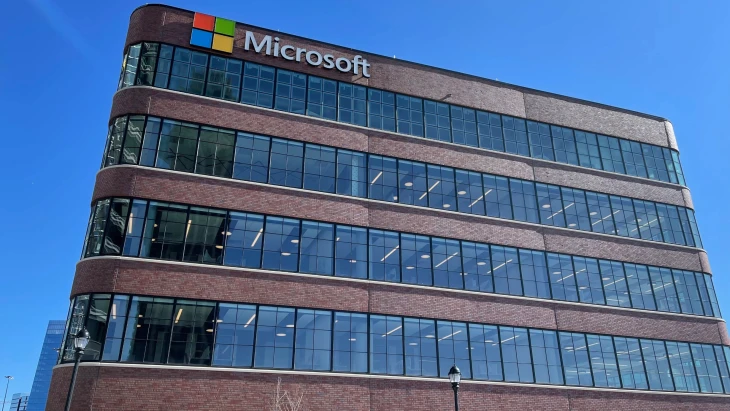 Nejhorší z&nbsp;velkolepé sedmičky. Proč akcie Microsoftu letos investory netáhnou?