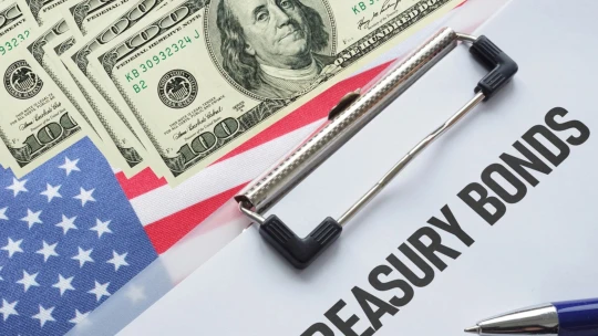 Přirážka za riziko. Proč jsou investoři u&nbsp;státních dluhopisů extrémně opatrní? 