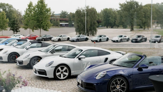 Zisk Porsche se za tři kvartály propadl o 95 procent. Firma doplácí na pomalý přechod k elektromobilitě